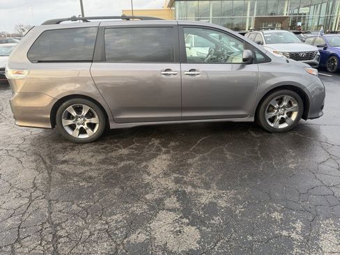 Used 2014 Toyota Sienna SE w/ Convenience Accessory Package image 3