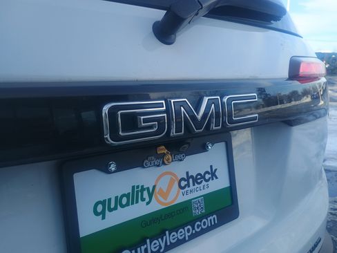 Used 2023 GMC Acadia SLT w/ Elevation Edition image 10