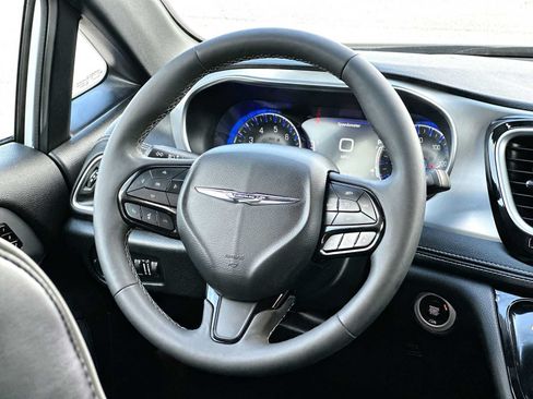 Used 2025 Chrysler Pacifica Limited FWD image 27