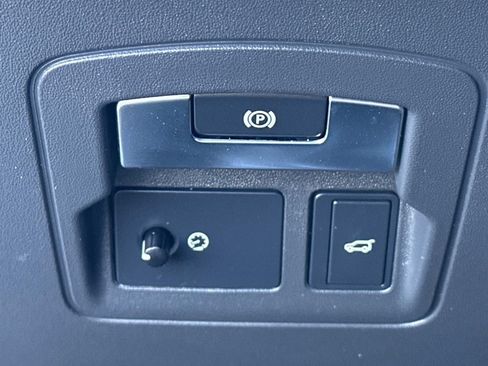 Used 2018 Land Rover Range Rover Velar R-Dynamic HSE image 19