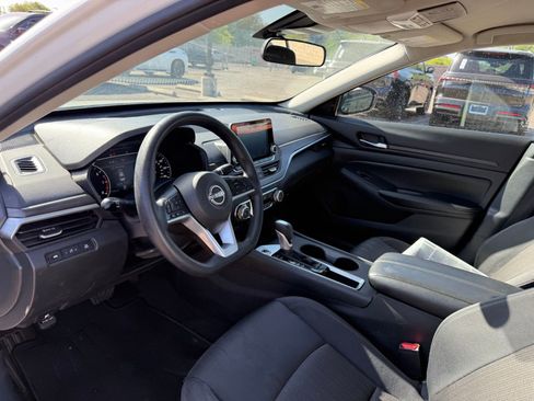 Used 2025 Nissan Altima 2.5 SV FWD image 14