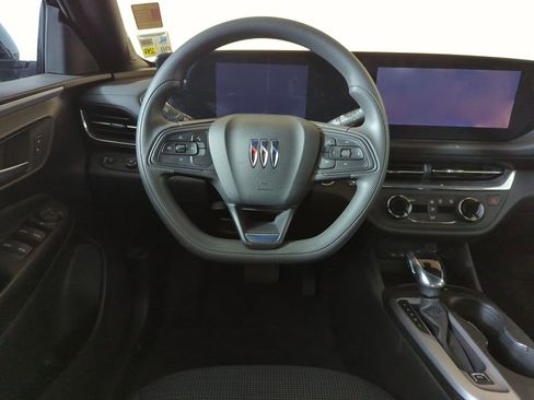 Used 2025 Buick Envista Preferred image 11