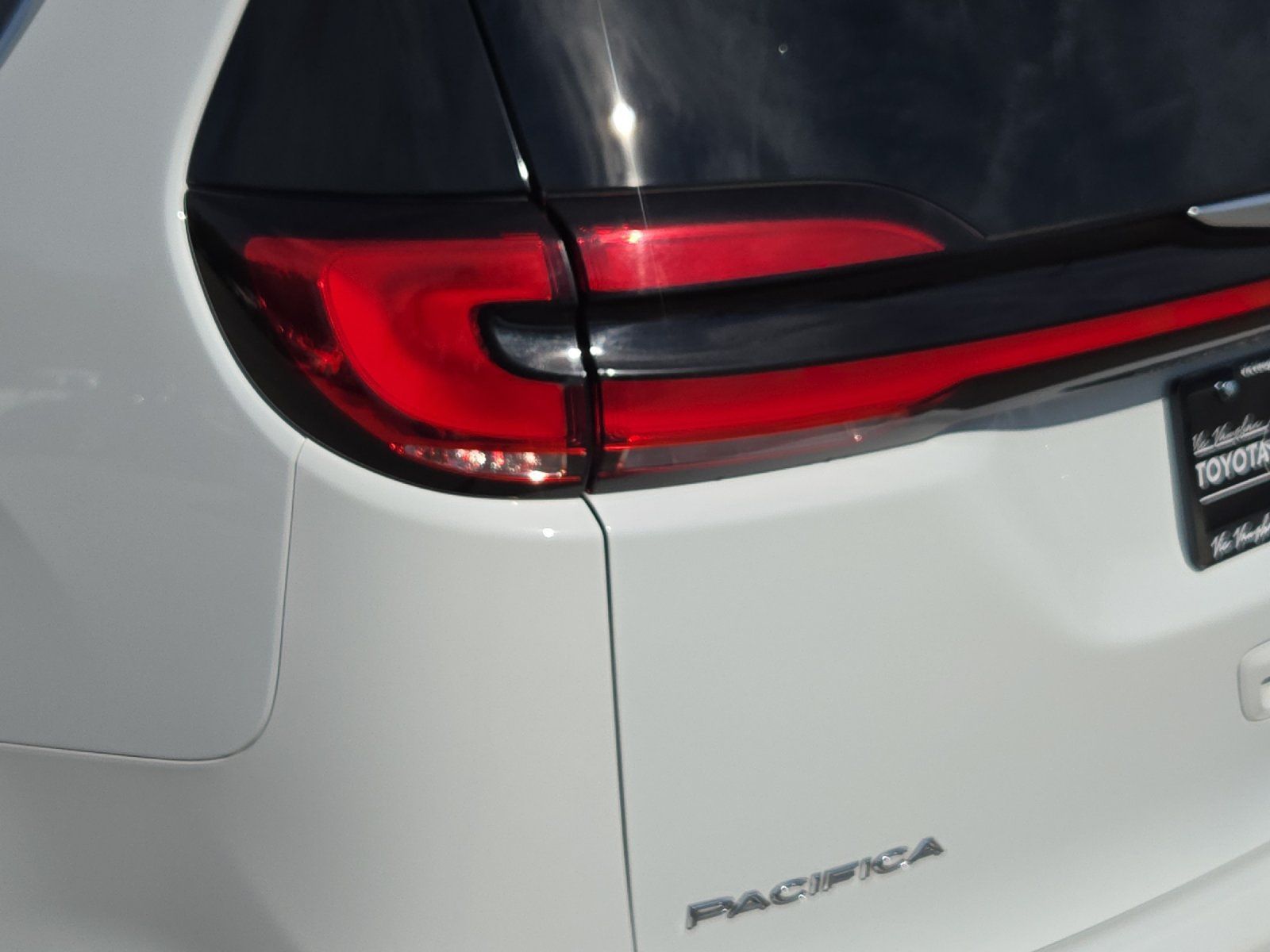 Used 2024 Chrysler Pacifica Touring-L FWD image 25