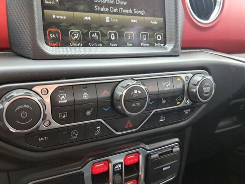 Used 2022 Jeep Gladiator Rubicon w/ Cold Weather Group AWD/4WD image 17