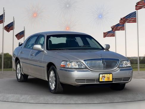Used 2009 Lincoln Town Car Signature Limited image 4