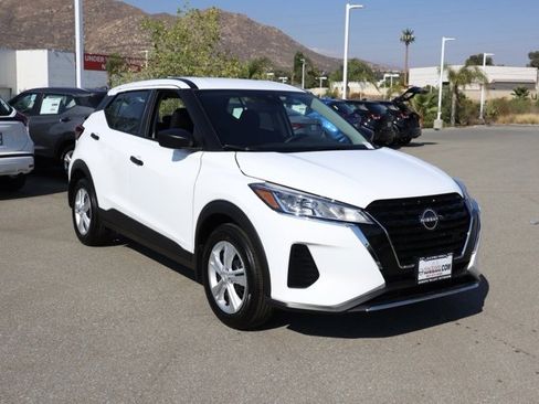 New 2025 Nissan Kicks Play S image 2