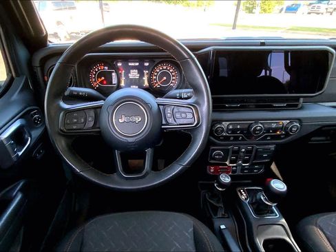 Used 2024 Jeep Gladiator Mojave w/ Technology Group AWD/4WD image 6