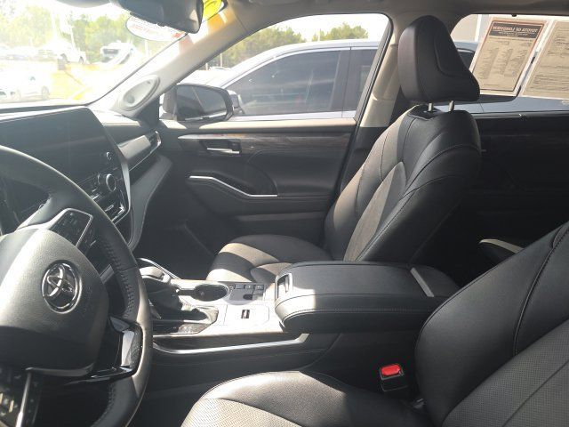 Used 2025 Toyota Highlander Limited FWD image 11