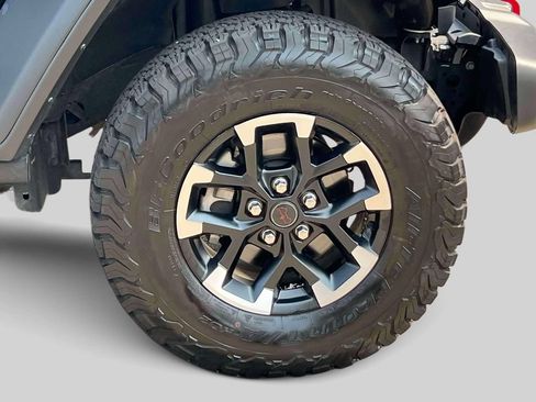 Used 2025 Jeep Wrangler Unlimited Rubicon AWD/4WD image 8