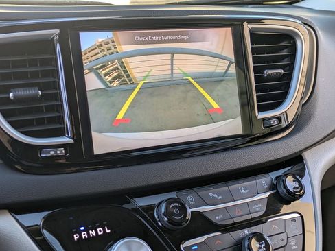 Used 2024 Chrysler Pacifica Touring-L FWD image 16