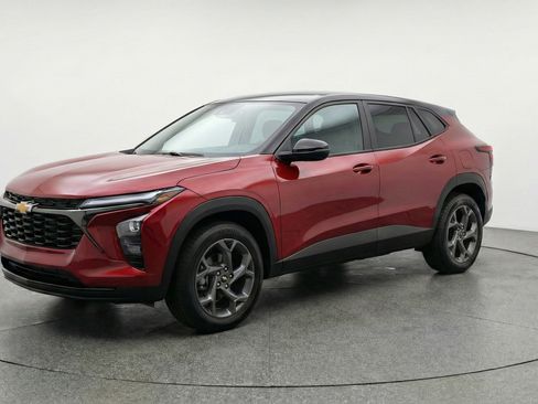 Used 2025 Chevrolet Trax LT FWD image 3