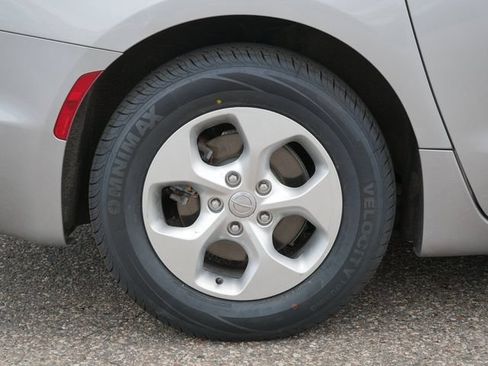 Used 2017 Chrysler Pacifica Premium FWD image 9