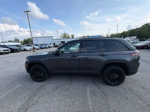 Used 2024 Jeep Grand Cherokee Altitude AWD/4WD image 8