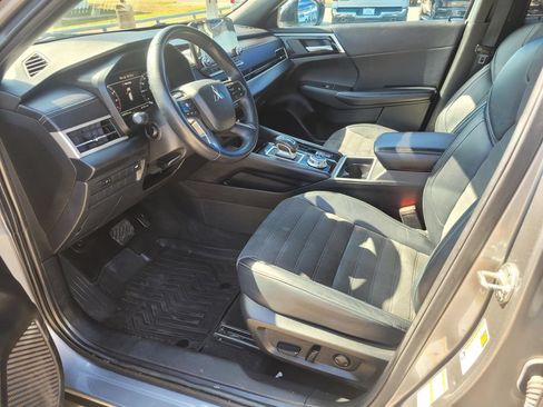 Used 2024 Mitsubishi Outlander SE FWD image 2