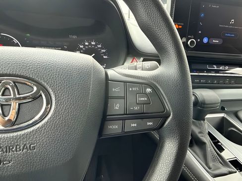 Used 2025 Toyota Sienna LE FWD image 18