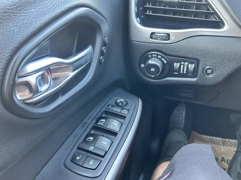 Used 2019 Jeep Cherokee Limited FWD image 20
