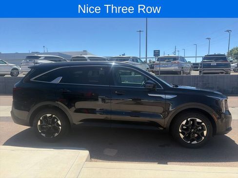 Used 2024 Kia Sorento S FWD image 4