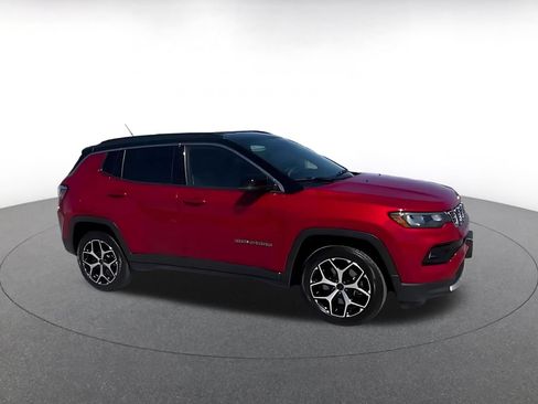 Used 2025 Jeep Compass Limited AWD/4WD image 2