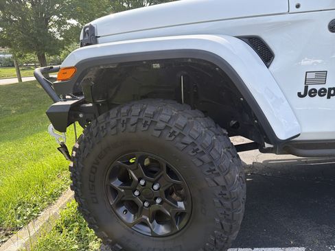 Used 2023 Jeep Gladiator Sport AWD/4WD image 14