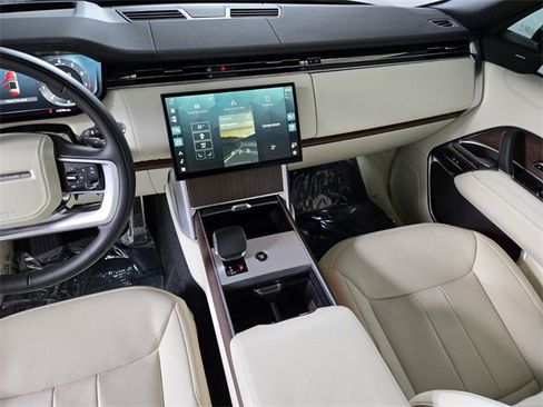 Used 2025 Land Rover Range Rover Long Wheelbase SE image 18