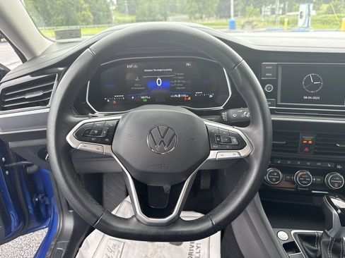Used 2024 Volkswagen Jetta SE image 2