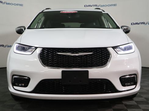 Used 2023 Chrysler Pacifica Limited FWD image 13