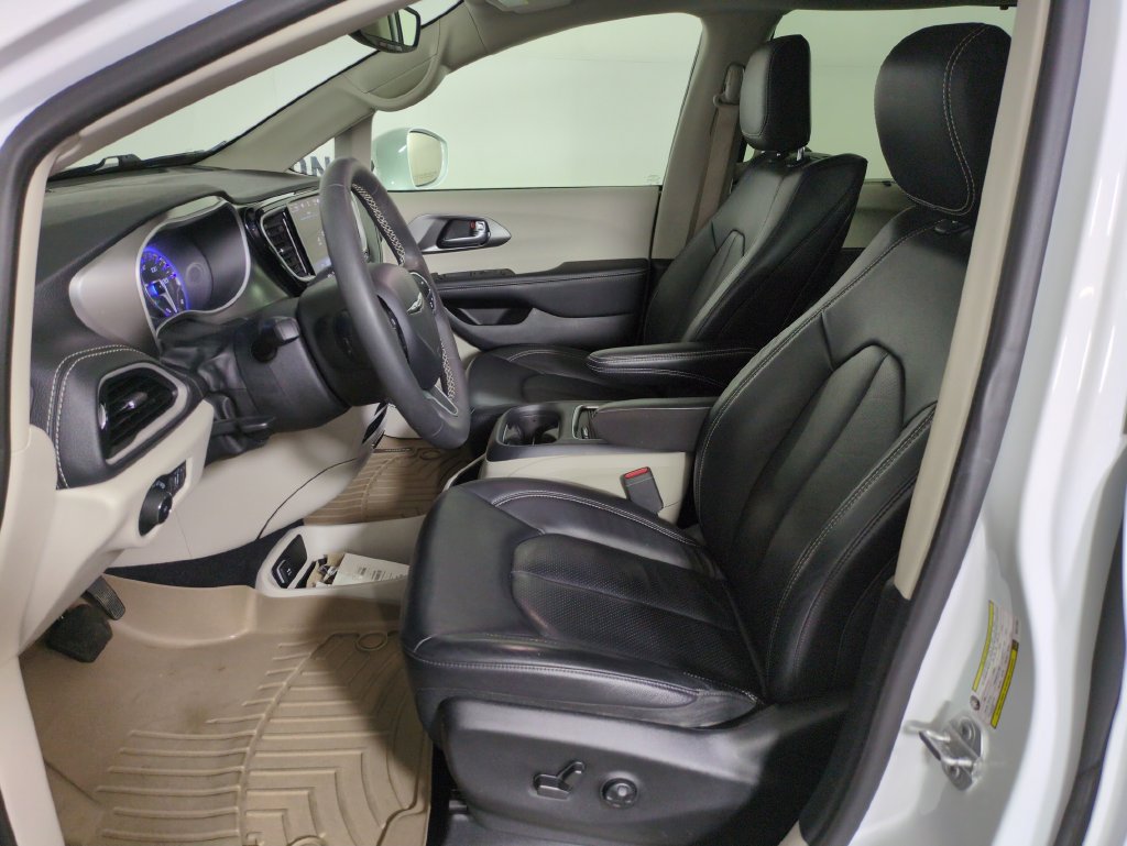 Used 2022 Chrysler Pacifica Touring-L w/ Uconnect Theater Family Group AWD/4WD image 13