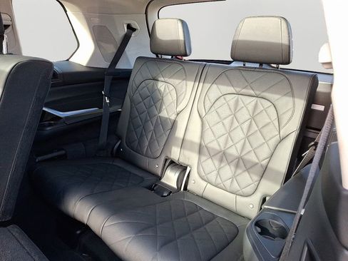 Used 2025 BMW X7 xDrive40i w/ Premium Package image 11