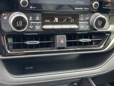 Used 2022 Toyota Highlander XLE FWD image 17