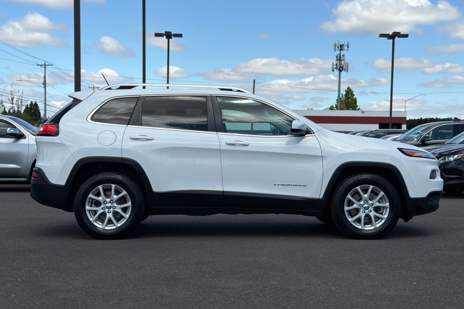 Used 2015 Jeep Cherokee Latitude AWD/4WD image 3