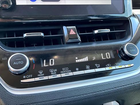 Used 2024 Toyota Corolla Cross XLE FWD image 32