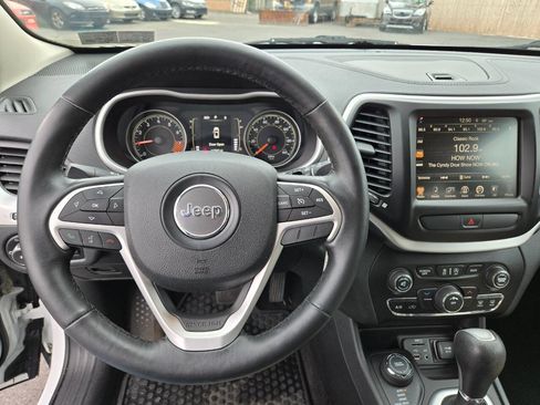 Used 2015 Jeep Cherokee Latitude w/ Cold Weather Group AWD/4WD image 18