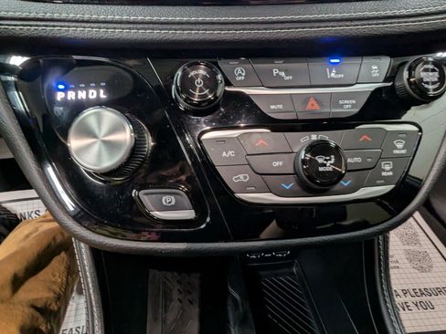 Used 2025 Chrysler Pacifica Limited image 17