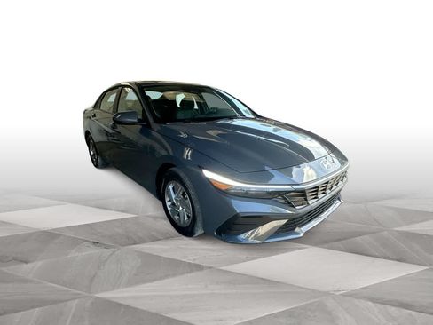 Used 2026 Hyundai Elantra SE FWD image 2