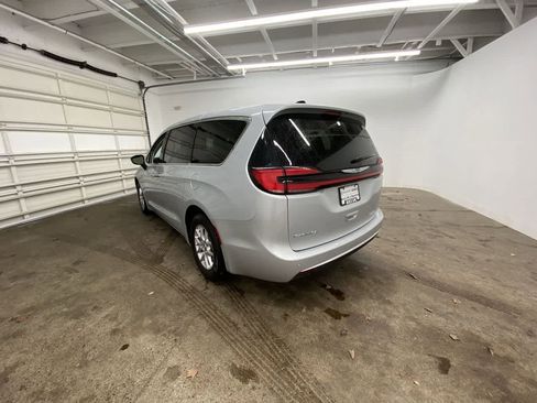 Used 2024 Chrysler Pacifica Touring-L FWD image 4