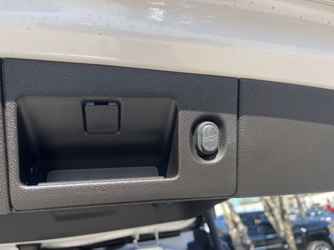 Used 2018 Cadillac Escalade Luxury image 21