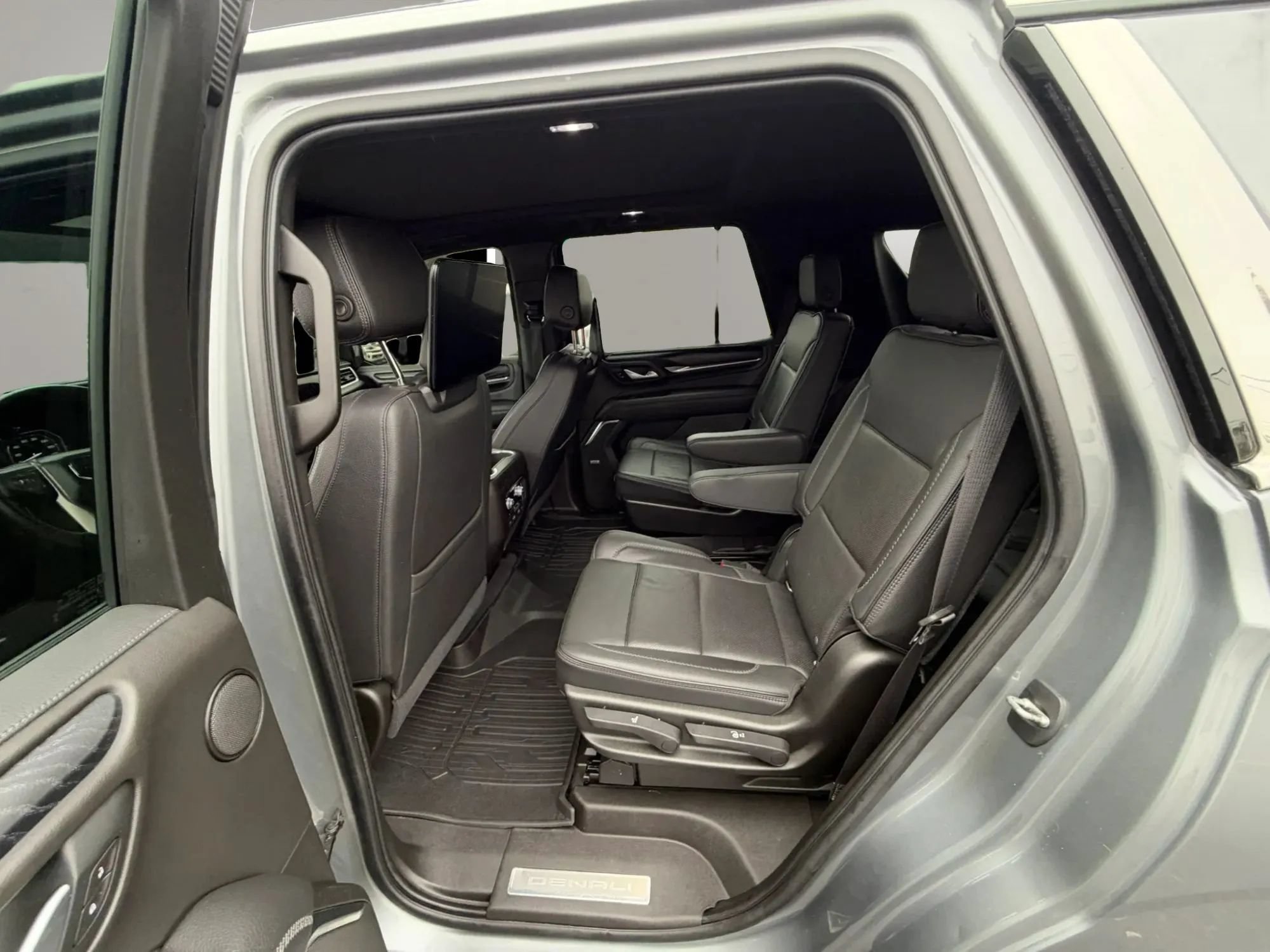 Used 2021 GMC Yukon Denali w/ Denali Premium Package AWD/4WD image 10