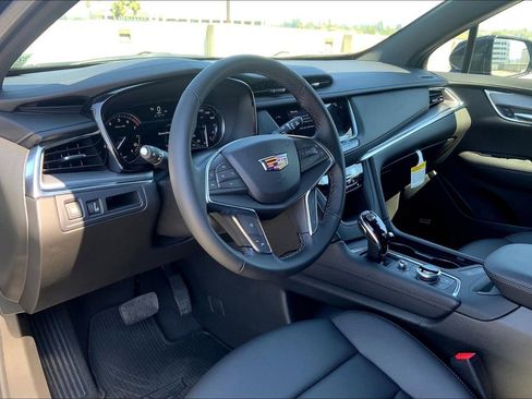 New 2025 Cadillac XT5 Luxury image 9