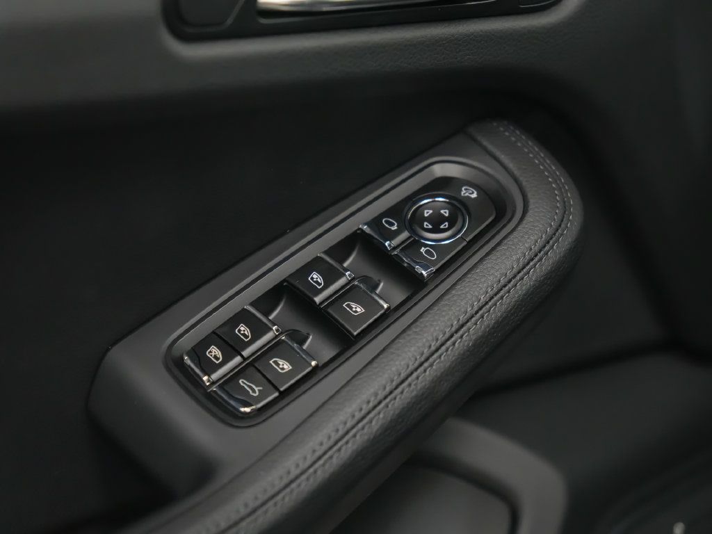 Used 2026 Porsche Macan AWD/4WD image 23
