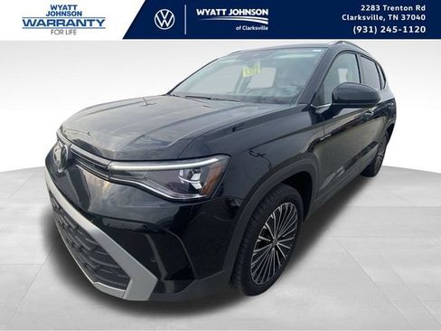 Used 2025 Volkswagen Taos SE FWD image 1