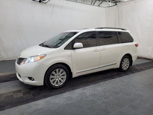 Used 2017 Toyota Sienna XLE w/ XLE Navigation Package AWD/4WD image 2