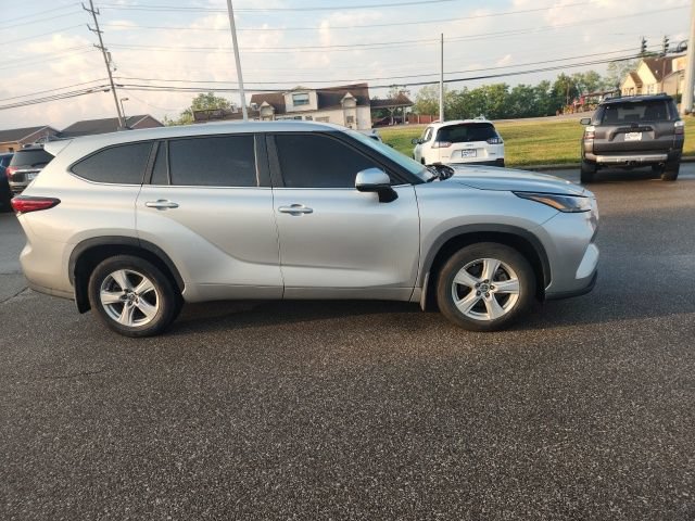 Used 2023 Toyota Highlander LE FWD image 7