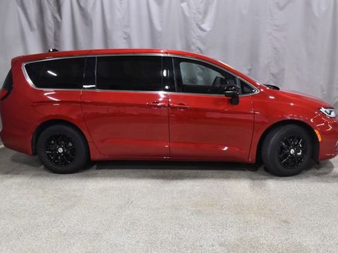 Certified 2025 Chrysler Pacifica Select image 3