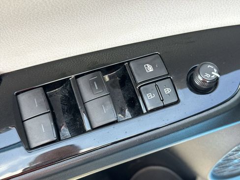 Used 2019 Toyota Prius LE FWD image 15