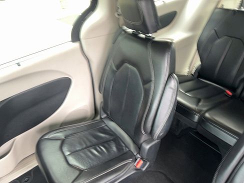 Used 2022 Chrysler Pacifica Touring-L image 19