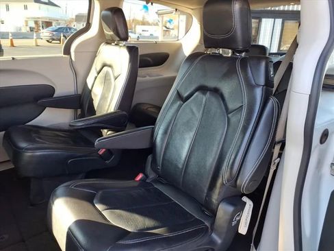 Used 2022 Chrysler Pacifica Touring-L image 21