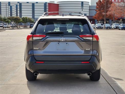 Used 2021 Toyota RAV4 XLE image 6