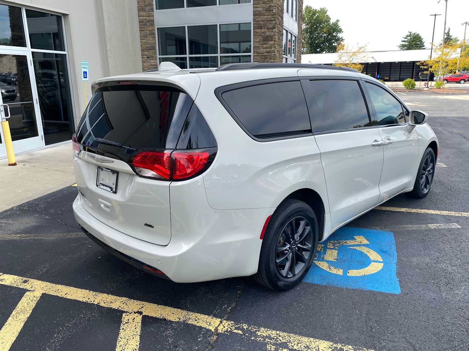 Used 2020 Chrysler Pacifica Touring-L AWD/4WD image 4