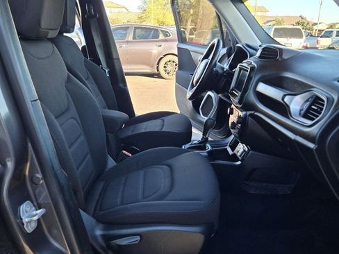 Used 2018 Jeep Renegade Latitude w/ Popular Equipment Group image 32