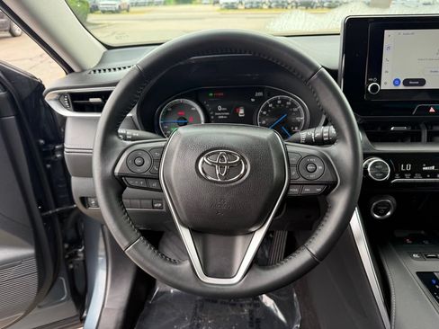 Used 2024 Toyota Venza LE AWD/4WD image 12